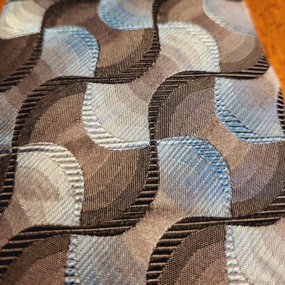 Crazy Horse ~ Geometric Necktie ~ Excellent Condition - Picture 3 of 6